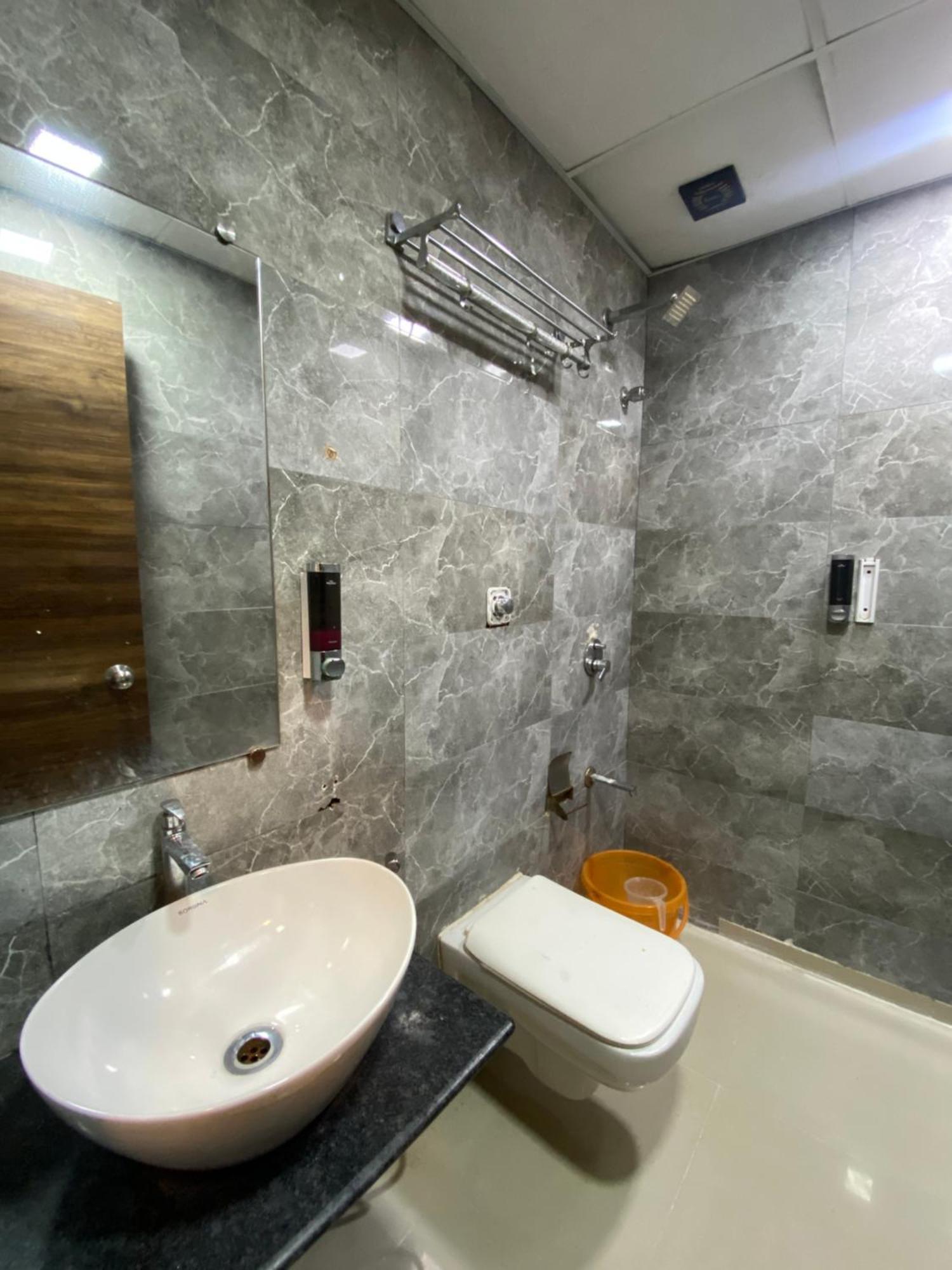 Hotel Blue Wellington - Near Mumbai Airport מראה חיצוני תמונה