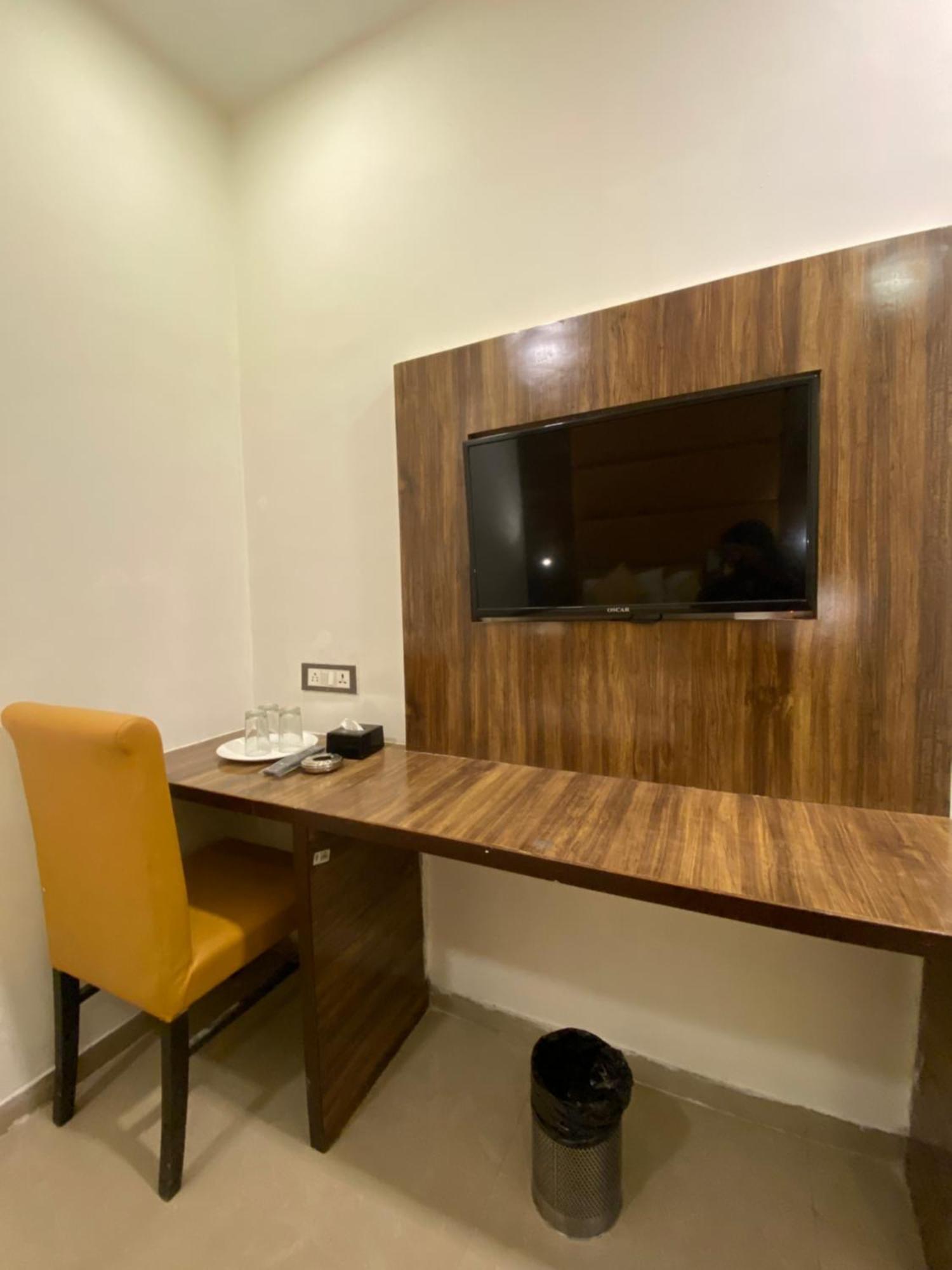 Hotel Blue Wellington - Near Mumbai Airport מראה חיצוני תמונה